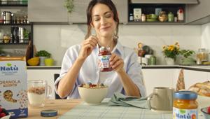Il nuovo spot Natù porta confetture, granole e porridge senza zuccheri aggiunti sulle tv digitali