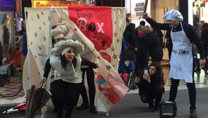 Milano invasa dai funghi di Fungo Box. Ecco video, foto e dettagli del flash mob di One Hour Marketing