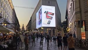 Samsung celebra i nuovi Galaxy Z Flip3 e Z Fold3 con un'installazione pubblicitaria di Acone Associati in via Dante