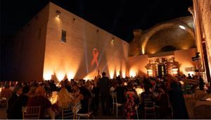 Performance live di Malika Ayane al Charity Dinner 2024 di Anlaids Lazio, nella Galleria Nazionale di Arte Moderna a Roma
