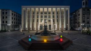 Inaugurata Lights on – Confindustria Bergamo, l'installazione di Objects of Common Interest che rinnova Piazza della Libertà