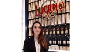 Amaro Lucano punta ai Millennial e rinnova posizionamento e Brand&Pack identity con una moderna 'Pacchiana'. Progetto di Arteficegroup e H48. Nel 2026 piano integrato di comunicazione, possibile gara e budget a + 15/20%