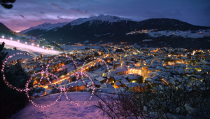 Le città del Giro d'Italia hanno aderito all'iniziativa "Città in Rosa" illuminando i luoghi più simbolici
