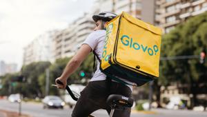 Nuova campagna e nuovo jingle per Glovo con la firma di Manifesto