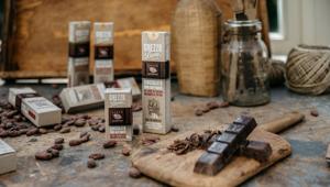 Pastiglie Leone lancia Grezzo Leone, il cioccolato non raffinato. Packaging a cura di RobilantAssociati