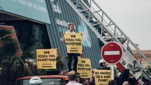 Greenpeace: protesta a Cannes Lions 2022 per vietare le pubblicità dei combustibili fossili