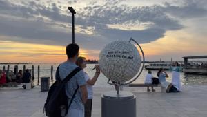 Un brindisi d'artista al Lido di Venezia: Greg Goya ha firmato un'installazione interattiva per il Conegliano Valdobbiadene Prosecco Superiore DOCG