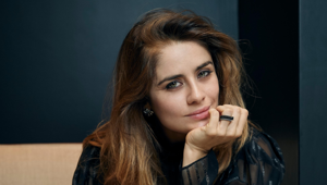 Kérastase torna alla 83a Mostra del Cinema di Venezia come Official Hair Partner della conduttrice Greta Scarano