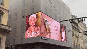 Guess Watches in campagna OOH a Milano con Urban Vision. L’installazione è realizzata con uno speciale tessuto che aiuta a ridurre lo smog in città