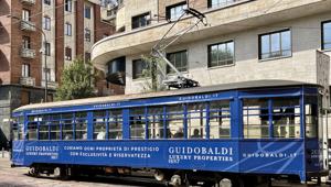 Guidobaldi Luxury Properties riveste il tram storico di Milano nella nuova campagna dedicata all'immobiliare di pregio