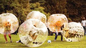 Hansaplast comunica il tema della protezione con il primo torneo di Bubble Football. Con ALL Communication