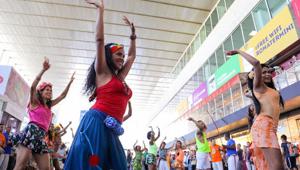 Havaianas festeggia l'estate con un inaspettato flash mob a Roma Termini. Firma Centoeventi