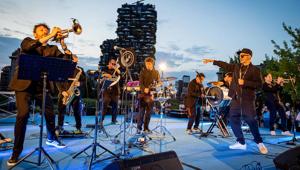 Biblioteca degli Alberi Milano, Fondazione Riccardo Catella saluta l’arrivo dell’estate il 23 giugno con “Hello Summer!”: una giornata di attività aperte a tutti all’insegna della musica. La sera, il grande concerto dell’Orchestra Popolare Italiana
