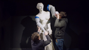 Herezie Group mette le protesi alle statue di Parigi per il progetto #bodycantwait di Handicap International