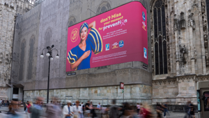 Chiquita in rosa a Milano e Roma con la campagna "Small Change, Big Difference" firmata Bitmama Reply e pianificata da Local Planet al fianco di AIRC