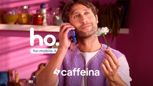 ho. Mobile torna in TV: nello spot di Caffeina la parola passa alle recensioni dei clienti
