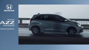 Prima campagna per Honda Motor Europe Italia insieme ad UM con al centro Jazz HEV (Hybrid Electric Vehicle) e Honda E. Firma Oliver