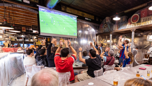 In occasione del match Barcellona-Bayern Monaco HONOR ricopre un bar di pluriball per testare l’entusiasmo dei tifosi