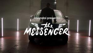 Hyundai consegna alla AS Roma i messaggi d’amore dei suoi tifosi dipinti su una Tucson. Da una idea di Innocean Worldwide Italy per una iniziativa solidale