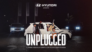 Hyundai presenta UNPLUGGED, un videoclip musicale firmato SBAM con la supervisione di INNOCEAN ITALY che vede INSTER, IONIQ 5 e SANTA FE affiancare la jazz band italiana Accordi Disaccordi