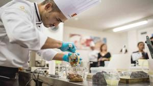 Icam festeggia i suoi primi 70 anni a Eurochocolate con la torta di Andrea Restuccia