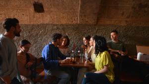Birra Ichnusa porta in tutta Italia la ‘bendatura’ della bottiglia, il rituale di servizio tipico della tradizione sarda