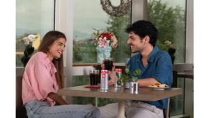 illycaffè presenta “6 minuti per farla innamorare", il cortometraggio che celebra il caffè come gesto d’amore. In definizione nuovi soggetti della campagna 'La qualità ama i dettagli' con IPG Coffee Table