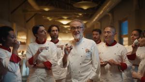 È on air “L’Emozione del Gusto”, la nuova campagna di illycaffè con lo chef stellato Massimo Bottura dedicata al sistema di capsule XCAPS. Firma  IPG Coffee Table. Regia di Gabriele Mainetti