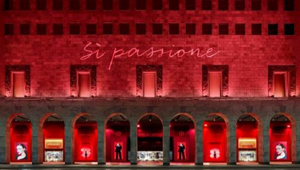 Armani Beauty lancia "Sì Passione Intense" con una nuova campagna che ha come testimonial Sadie Sink