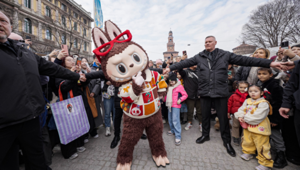 Milano in delirio per LABUBU: folle di fan in coda per un selfie con il fenomeno POP MART