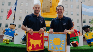 Il Gruppo LEGO unisce Xavi e Mascherano a New York per celebrare i valori del calcio in vista della finale mondiale Il Gruppo LEGO unisce Xavi e Mascherano a New York per celebrare i valori del calcio in vista della finale mondiale