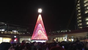 Huawei accende a Milano, presso il CityLife Shopping District, un albero di Natale dotato di intelligenza artificiale, in grado di riconoscere le emozioni e illuminarsi di differenti luci e colori. Evento a cura di Lfm