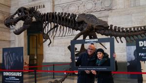 Un Tyrannosaurus Rex approda nell’atrio della Stazione Centrale di Milano, per promuovere l’uscita del film ‘Dinosaurs’