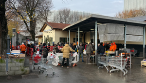 Chef in Camicia ha celebrato il suo decimo anniversario presentando una donazione di oltre 200 kg di generi alimentari a Pane Quotidiano ONLUS