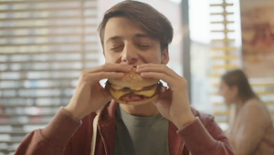 Leo Burnett invita a festeggiare 20 anni di Crispy McBacon con una canzone 'dedicata'