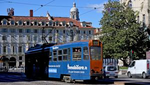 Immobiliare.it torna sui bus e i tram di 23 città italiane con IGPDecaux. La campagna riprende la creatività degli spot TV con protagonista un Immo versione Sherlock Holmes