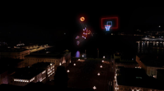 A Trieste 800 droni hanno reso omaggio alla storica schiacciata di Micheal Jordan nel cielo notturno