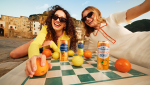 Sole, agrumi e convivialità: Ogilvy racconta il Mediterraneo nella nuova campagna di Bibite Sanpellegrino. A OpenMind la pianificazione media