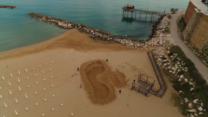 Svelato il mistero dell’impronta gigante a Termoli: è la nuova campagna E.ON che punta sull’importanza di ridurre la Carbon Footprint. Firma DLV BBDO