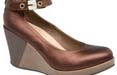 Scholl presenta la nuova collezione, una sfida a Birkeinstock e Camper
