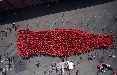 Coca-cola nel Guinness dei primati: 664 persone formano la bottiglia Contour