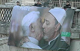Campagna 'Unhate' di Benetton: ritirato il soggetto del Papa che bacia l'imam
