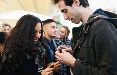 Bacio di addio a Expo. Il flash mob di Intesa Sanpaolo e Baci Perugina saluta l'Esposizione Universale