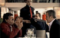 3 Italia lancia le offerte di primavera con il 'baffo' e Bates. Pianifica Mediaedge:cia
