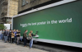 Carlsberg, a Londra il poster interattivo che spilla la birra