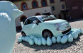Fiat 500 Cult e Cracking Art: rondini e uova colorate invadono il Castello Sforzesco di Milano