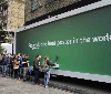 Carlsberg, a Londra il poster interattivo che spilla la birra