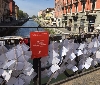 A Milano sul Ponte del Naviglio fioriscono poesie