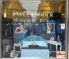 Ai Glamorous WE Estée Lauder anima le vetrine delle profumerie. Progetto a firma Integer