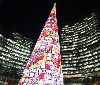 Rosso Natale in Piazza Gae Aulenti: si accendono l’Albero di luce e UniCredit Tower